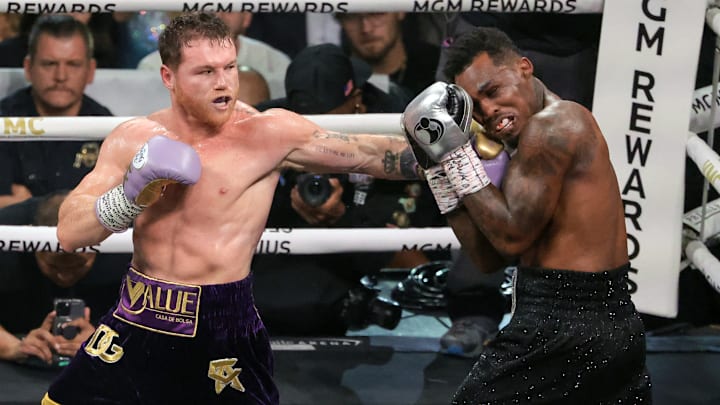 Saúl "Canelo" Álvarez  le ganó a Jermell Charlo, tal como establecían los pronósticos 