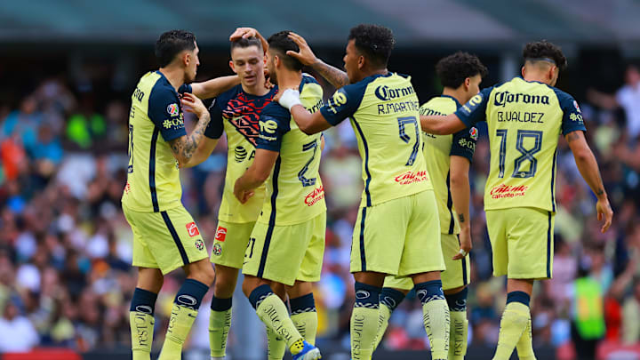 Jugadores del América celebran un gol.
