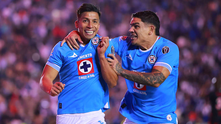 Ángel Sepúlveda y el uruguayo Gabriel Fernández festejan el gol con el cual Cruz Azul obtuvo el pase a las semifinales del Apertura 2024 Ángel Sepúlveda y el uruguayo Gabriel Fernández festejan el gol con el cual Cruz Azul obtuvo el pase a las semifinales del Apertura 2024