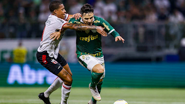 Raphael Veiga segue como principal articulador do Verdão