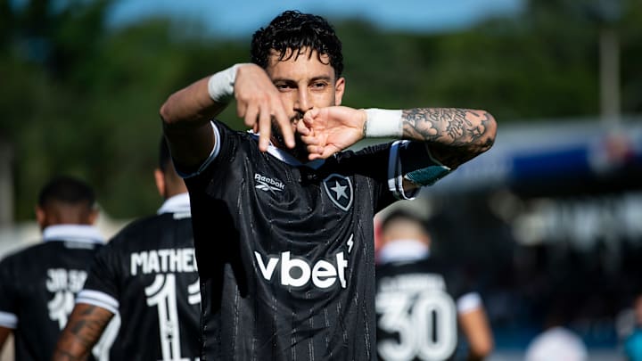 Alex Telles pode desfalcar o Botafogo para o confronto de estreia na Sul-Americana 2026
