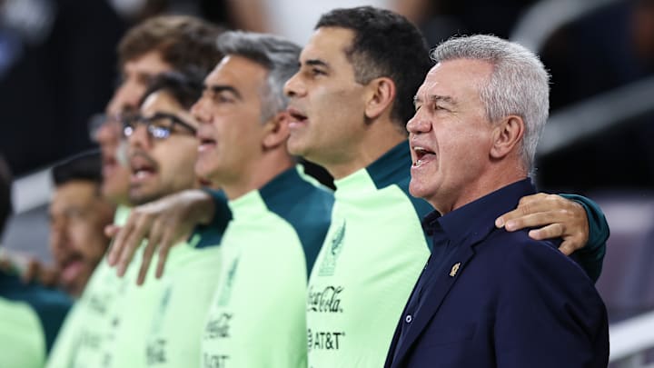 Javier Aguirre y Rafael Márquez junto al resto del cuerpo técnico