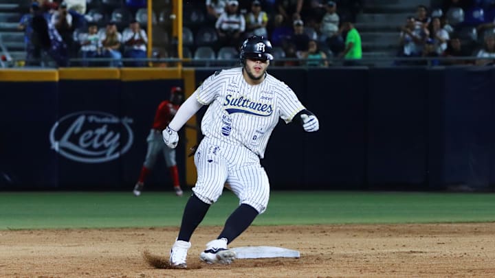 Carlos Soto #8 of Sultanes de Monterrey, at the second base...