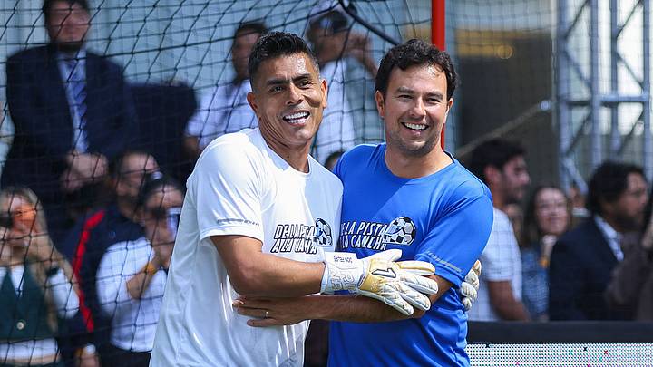 Checo Pérez, junto al exportero Oswaldo Sánchez. Checo Pérez, junto al exportero Oswaldo Sánchez.