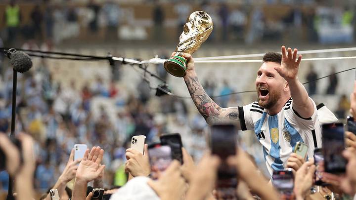 Lionel Messi alza el título de la Copa del Mundo 2022 Lionel Messi alza el título de la Copa del Mundo 2022