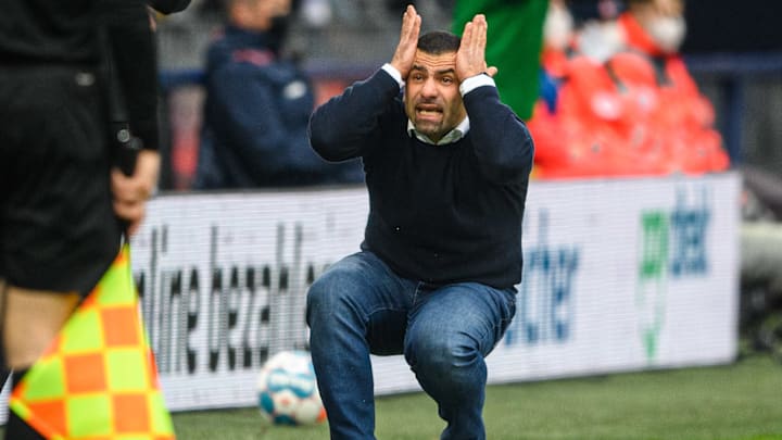 Dimitrios Grammozis ärgert sich sicher darüber, dass er nicht bei seinem Team sein kann.