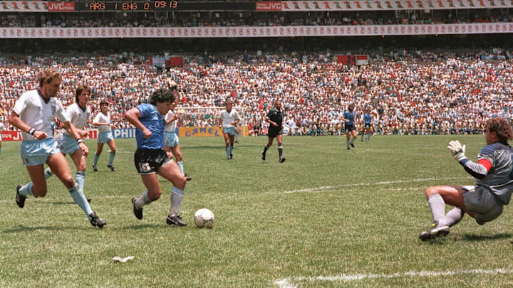 Maradona ante los ingleses Maradona ante los ingleses