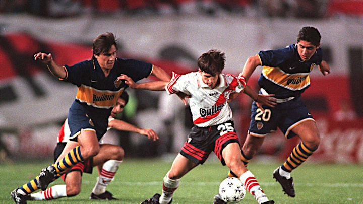 Un joven Riquelme pelea por la pelota en un Superclásico.