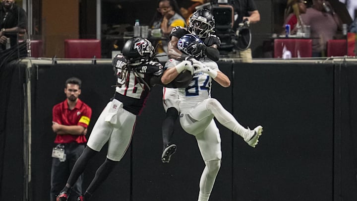 Aug 15, 2025; Atlanta, Georgia, USA; Tennessee Titans tight end Gunnar Helm (84) catches a touchdown pass defended by Atlanta Falcons safety Jordan Fuller (29) and safety Ronnie Harrison (36) during the first half at Mercedes-Benz Stadium. Mandatory Credit: Dale Zanine-Imagn Images Aug 15, 2025; Atlanta, Georgia, USA; Tennessee Titans tight end Gunnar Helm (84) catches a touchdown pass defended by Atlanta Falcons safety Jordan Fuller (29) and safety Ronnie Harrison (36) during the first half at Mercedes-Benz Stadium. Mandatory Credit: Dale Zanine-Imagn Images