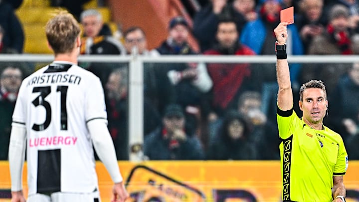 L'arbitro mostra il cartellino rosso a Kristensen (Udinese)