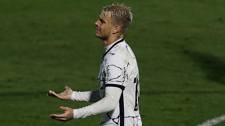 Esquema tático de Sylvinho não tem permitido que Róger Guedes se destaque 