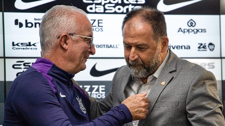 Corinthians vive drama financeiro após afastamento de Augusto Melo