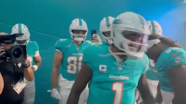Tua Tagovailoa delivers pre-game speech to his Dolphins teammates.