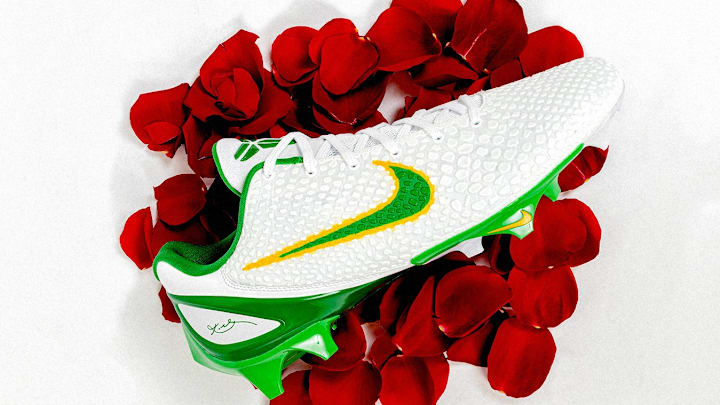 The Oregon Ducks unveiled their player-exclusive Nike Kobe 6 cleats for the Rose Bowl.