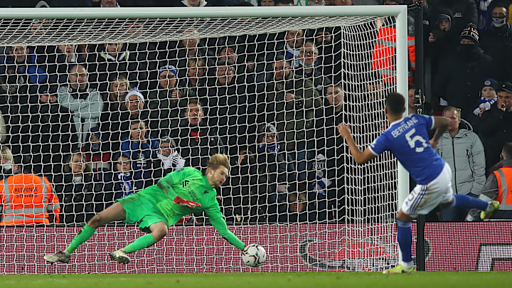 Liverpools Keeper Kelleher hält den Elfmeter von Leicesters Bertrand. Liverpools Keeper Kelleher hält den Elfmeter von Leicesters Bertrand.