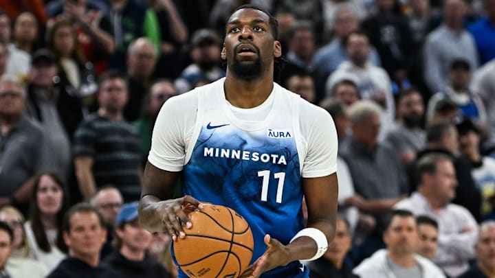 Naz Reid juega como pívot para los Minnesota Timberwolves