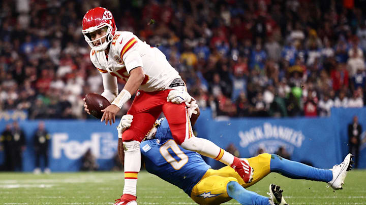 Sep 5, 2025; Sao Paulo, BRAZIL; Kansas City Chiefs quarterback Patrick Mahomes (15) runs against Los Angeles Chargers linebacker Daiyan Henley (0) in the first half during a NFL game at Corinthians Arena. Mandatory Credit: Jean Carniel/Reuters via Imagn Images Sep 5, 2025; Sao Paulo, BRAZIL; Kansas City Chiefs quarterback Patrick Mahomes (15) runs against Los Angeles Chargers linebacker Daiyan Henley (0) in the first half during a NFL game at Corinthians Arena. Mandatory Credit: Jean Carniel/Reuters via Imagn Images