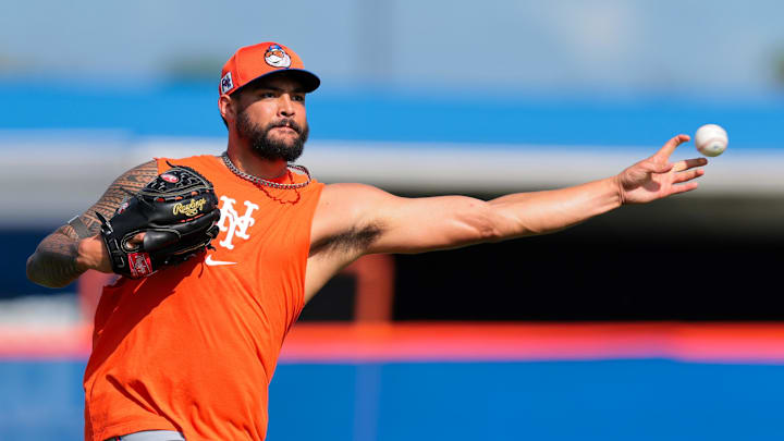 New York Mets starting pitcher Sean Manaea (59) plays catch during a spring training workout at Clover Park. Mandatory Credit: Sam Navarro-Imagn Images New York Mets starting pitcher Sean Manaea (59) plays catch during a spring training workout at Clover Park. Mandatory Credit: Sam Navarro-Imagn Images