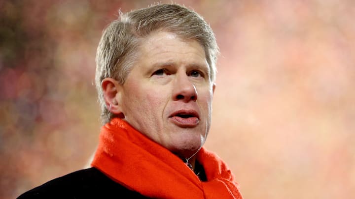 GOOD NEWS 💥: Kansas City Chiefs chairman Clark Hunt has announced a $5 ticket day at Arrowhead Stadium, allowing thousands of low-income families to watch a Chiefs game for the very first time 😱🔥… Fans are calling it the most beautiful gesture in the team’s history. - manh