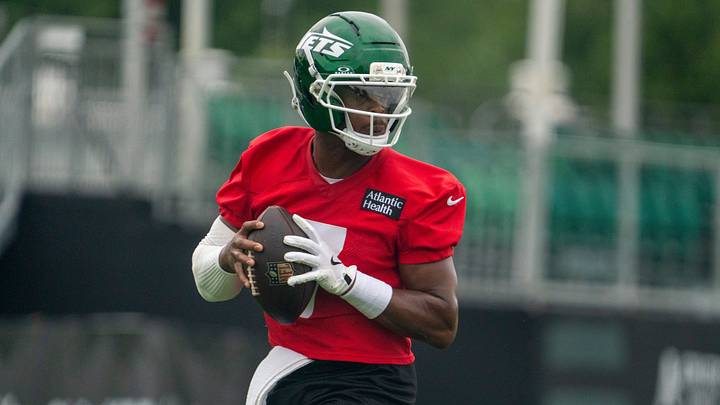 Jets quarterback Geno Smith had his best throws in Tuesday's joint practice in the red zone against the Bucs. Jets quarterback Geno Smith had his best throws in Tuesday's joint practice in the red zone against the Bucs.