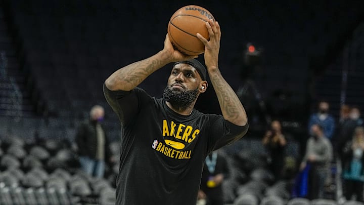 LeBron lidia con una lesión en su rodilla, pero iría por buen camino