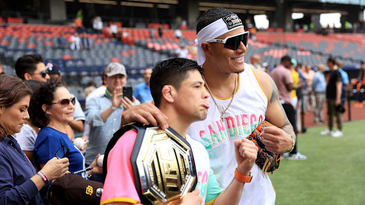 Manny Machado recibió la máscara de Rey Mysterio en su visita a México