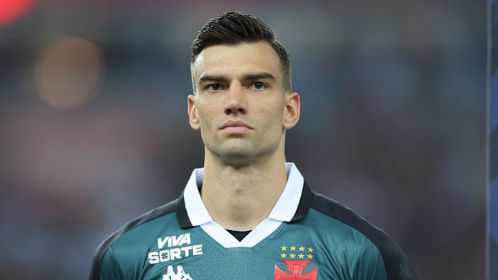 Léo Jardim é o principal foco da diretoria do Vasco nas próximas semanas