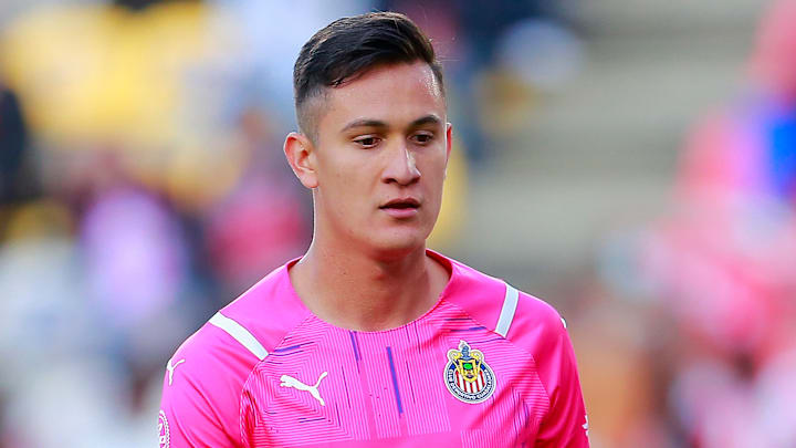 El arquero Raúl Gudiño se convirtió en villano durante la derrota de Chivas ante Pachuca en el Estadio Hidalgo.