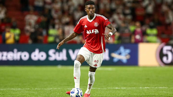 Vitão é o único nome da linha defensiva do Inter em condições de jogo Vitão é o único nome da linha defensiva do Inter em condições de jogo