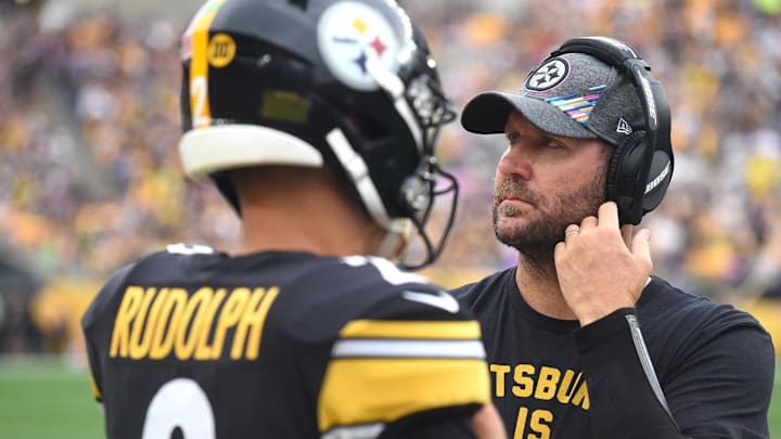 Oct 6, 2019; Pittsburgh, PA, USA; Pittsburgh Steelers quarterback Mason Rudolph (2) and injured quarterback Ben Roethlisberger watch over a play against the Baltimore Ravens at Heinz Field. Mandatory Credit: Philip G. Pavely-Imagn Images Oct 6, 2019; Pittsburgh, PA, USA; Pittsburgh Steelers quarterback Mason Rudolph (2) and injured quarterback Ben Roethlisberger watch over a play against the Baltimore Ravens at Heinz Field. Mandatory Credit: Philip G. Pavely-Imagn Images