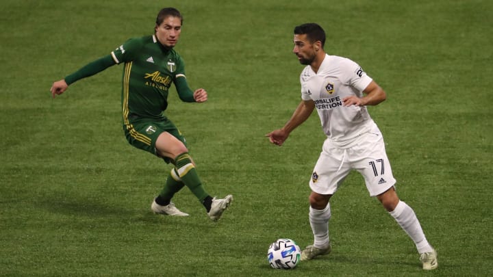 Sebastian Lletget controla un balón ante la marca de Jorge Villafaña. Sebastian Lletget controla un balón ante la marca de Jorge Villafaña.