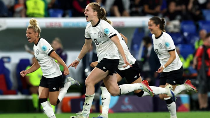 Pure Ekstase bei Sjoeke Nüsken und Co. nach der Entscheidung im Elfmeterschießen Pure Ekstase bei Sjoeke Nüsken und Co. nach der Entscheidung im Elfmeterschießen