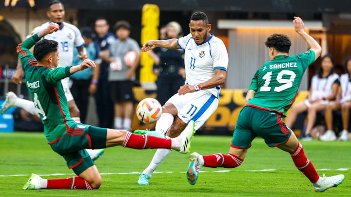 Panama's Ismael Díaz (center) fires a shot as Mexico's Edson Álvarez (left) and Jorge Sánchez try to step in the way in last year's Gold Cup final, the most recent meeting between Panama and Mexico. El Tri won 1-0.