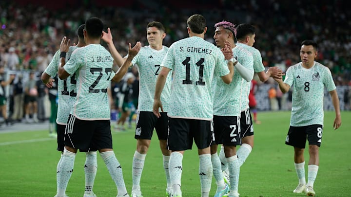 Jugadores de México celebran un gol.