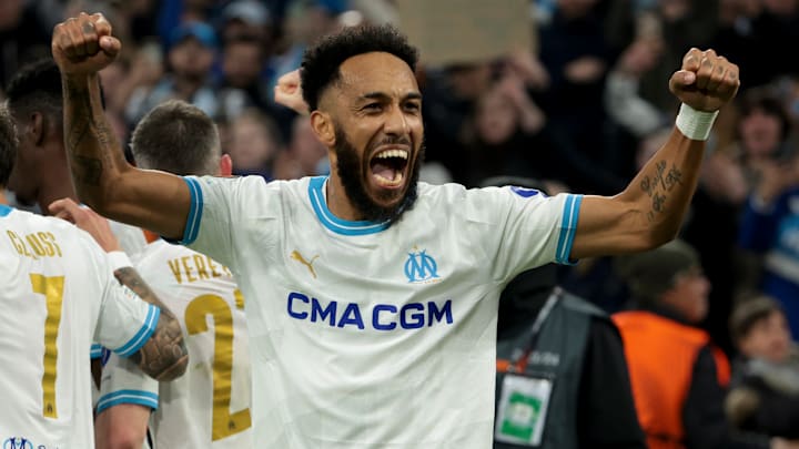 Pierre-Emerick Aubameyang rend un hommage à l'ancien marseillais Didier Drogba.