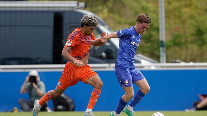Mertcan Ayhan (links) bindet sich an den FC Schalke