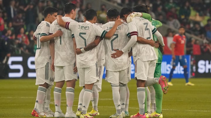 Jugadores de México previo a un partido ante Chile.