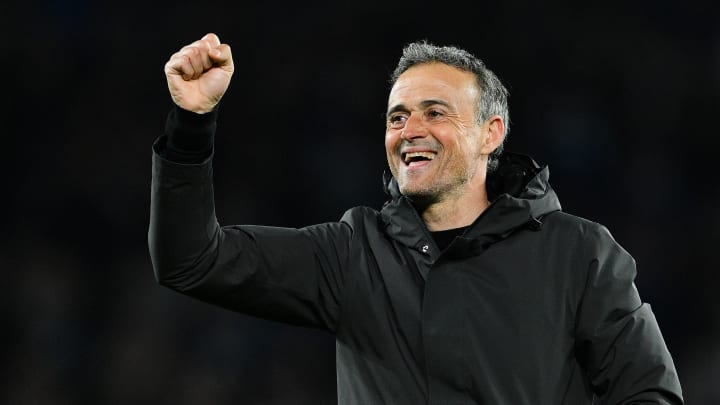 Le PSG a engagé un défenseur central. Le PSG a engagé un défenseur central.