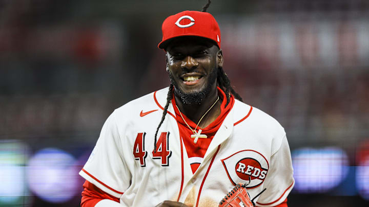 Cincinnati Reds shortstop Elly De La Cruz (44) runs off the field Cincinnati Reds shortstop Elly De La Cruz (44) runs off the field