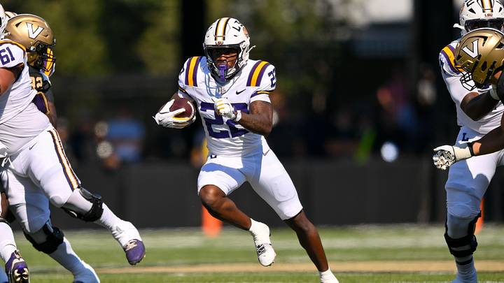 Harlem Berry runs the ball against Vanderbilt in 2025