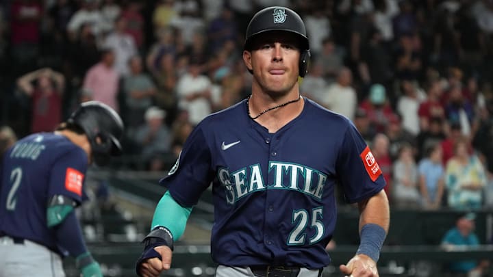 Seattle Mariners second base Dylan Moore (25) scores a run against the Arizona Diamondbacks in the ninth inning at Chase Field. Seattle Mariners second base Dylan Moore (25) scores a run against the Arizona Diamondbacks in the ninth inning at Chase Field.