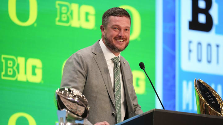 Jul 23, 2025; Las Vegas, NV, USA; Oregon head coach Dan Lanning speaks to the media during the Big Ten NCAA college football media days at Mandalay Bay Resort. Mandatory Credit: Lucas Peltier-Imagn Images Jul 23, 2025; Las Vegas, NV, USA; Oregon head coach Dan Lanning speaks to the media during the Big Ten NCAA college football media days at Mandalay Bay Resort. Mandatory Credit: Lucas Peltier-Imagn Images