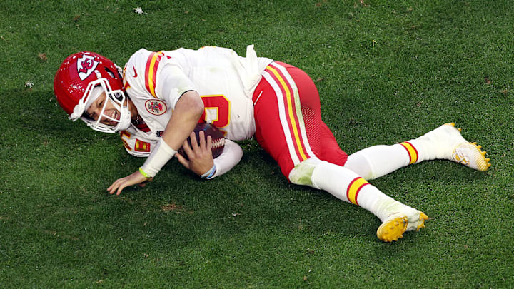 Patrick Mahomes salió cojeando en el medio tiempo del Super Bowl 
