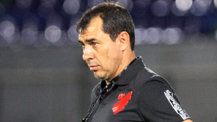 Carille caiu depois de vexame na Libertadores Carille caiu depois de vexame na Libertadores