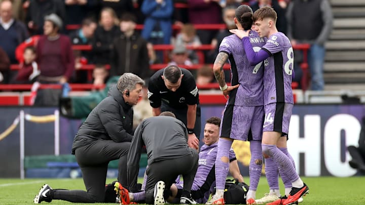 Diogo Jota (Mitte, sitzend) droht auszufallen