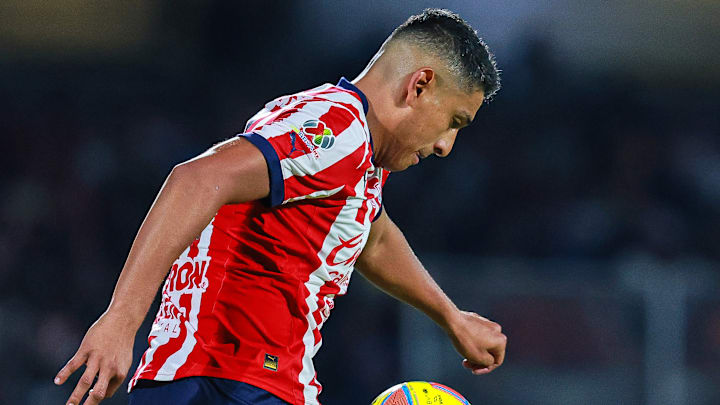 Luis Romo tocó con la muñeca la pelota al competir con el uruguayo Brian Rodríguez