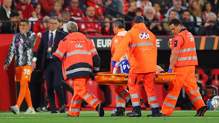 Nicolò Fagioli portato fuori dal campo in barella