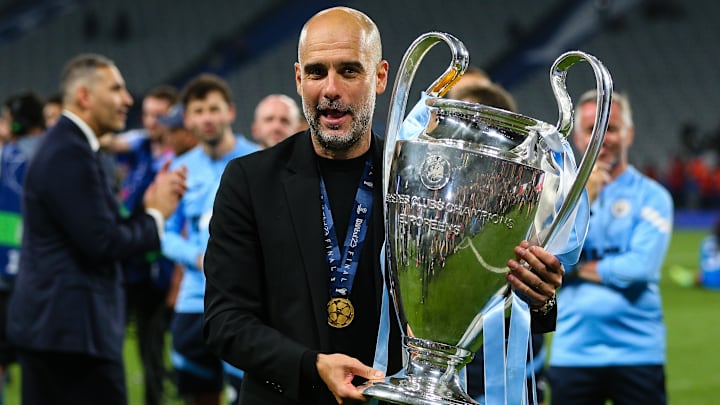El técnico español Pep Guardiola se convirtió en el primer técnico en conseguir un triplete con dos clubes diferentes.