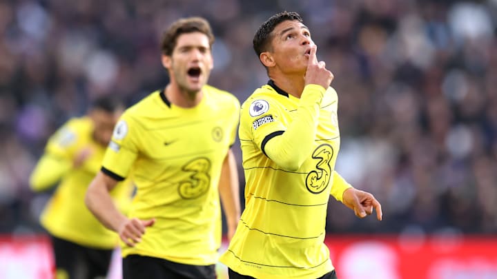 Thiago Silva foi às redes, mas o Chelsea perdeu e deixou a liderança da Premier League. 