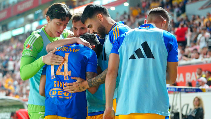 Jesús Garza celebra con sus compañeros Juan Purata y Fernando Tapia el gol ante Necaxa